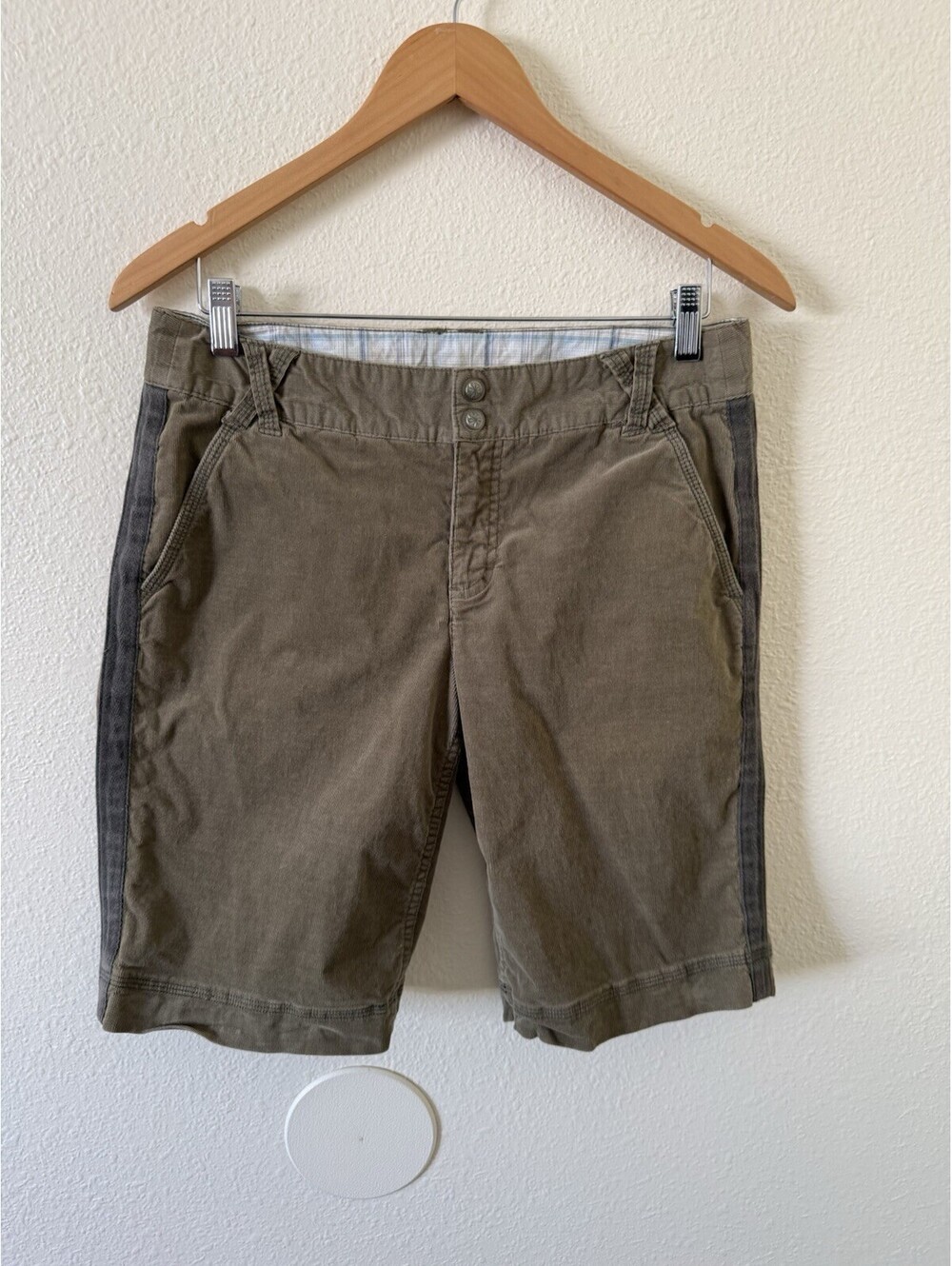 Vintage Athleta Hiking Shorts Size 8 Olive Green Zippered Pockets Hong Kong